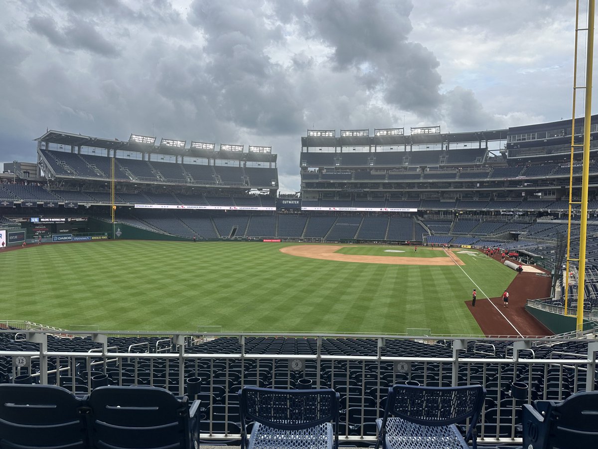 WashingtonianWx's tweet image. The @Nationals game is currently on weather delay, likely due to ⚡️lightning in the vicinity. Unknown game start time, and the tarp is NOT on the infield yet, stay tuned! #dcwx