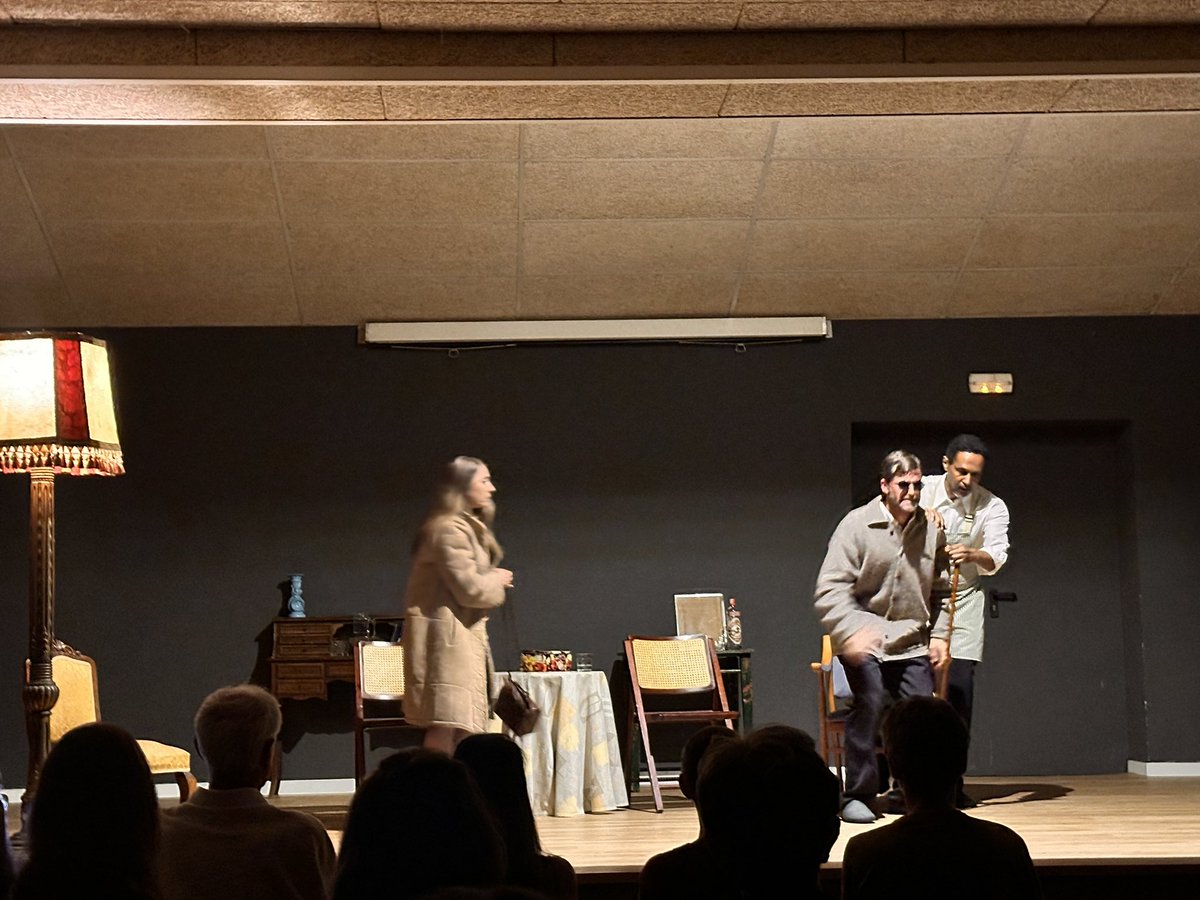 AjuntamentMollo's tweet image. Nit de teatre amb l’obra “La mobilitat de l’immòbil”