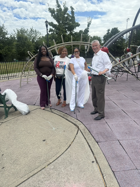 jim_mcgreevey's tweet image. Brandi and I had a great time at Café Lafayette’s Summer Party before heading over to support the “Clean Up Club’s” cleanup at Bayside Park.
Brandi was the real trooper—while I had additional commitments, she stayed and brought her signature healthy energy and strong work ethic…