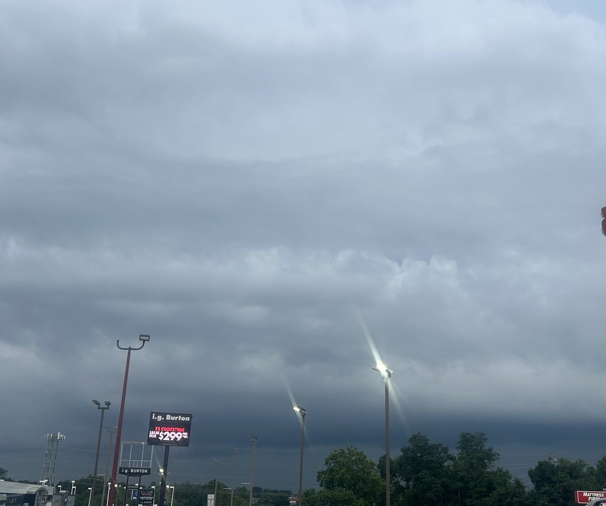 timbutz70's tweet image. @capitalweather A shelf cloud and intimidating skies in Glen Burnie, Md.