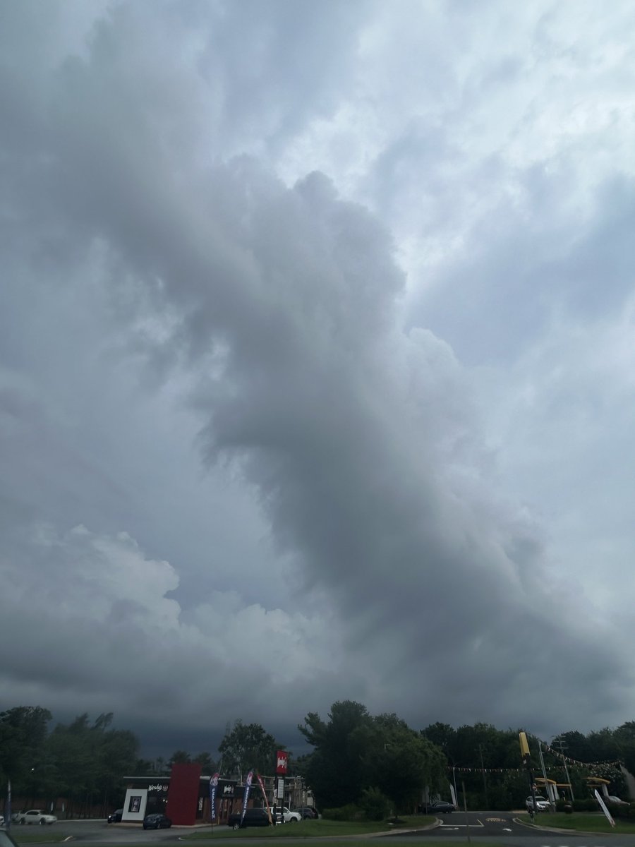 timbutz70's tweet image. @capitalweather A shelf cloud and intimidating skies in Glen Burnie, Md.