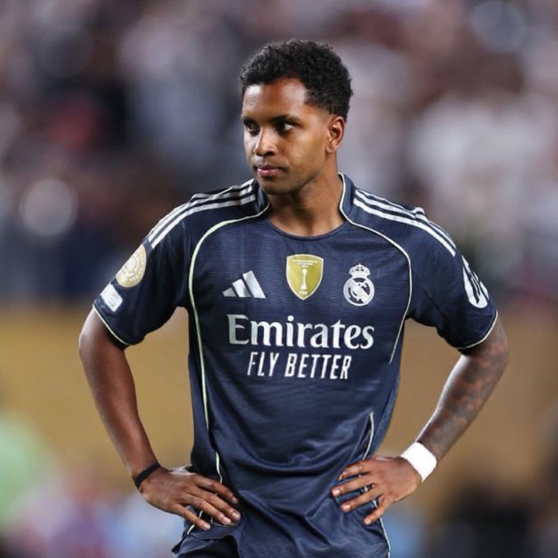 TRANSFER UPDATE: Arsenal tetap fokus kejar Rodrygo meski Noni Madueke pindah.The Gunners siap ajukan tawaran E80 juta untuk bintang Brasil itu. Arteta serius perkuat lini serang! #Arsenal
#TransferWindow (Sumber:@CaughtOffside)