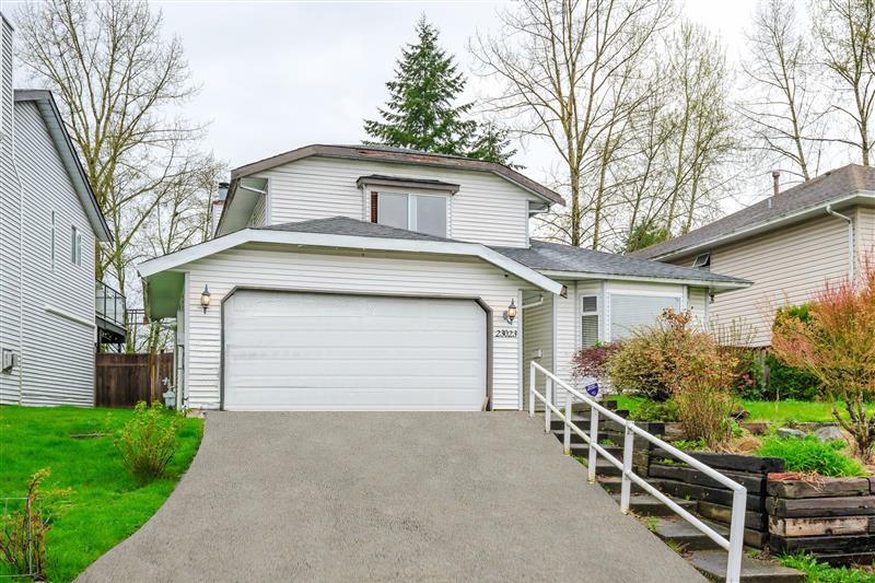 RockPacificTeam's tweet photo. Welcome to this charming 3-bedroom split-level home full of character! Situated in a peaceful cul-de-sac, it's just a short walk to the town center, schools, public transportation, and recreational facilities. https://t.co/P9YGLW7ub5