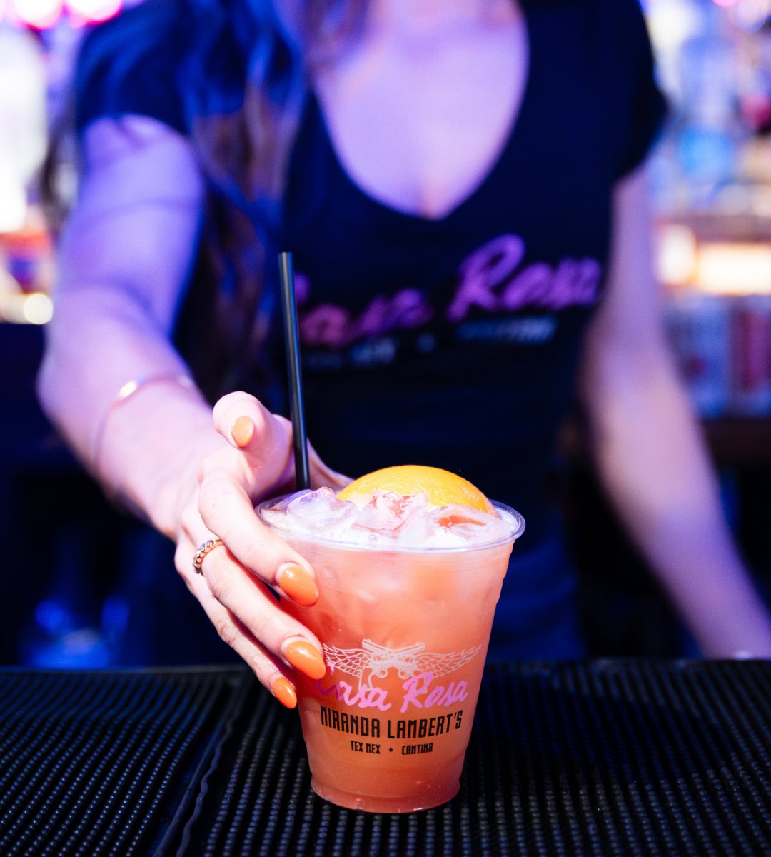 Swipe to have a drink with us🍹#CasaRosa