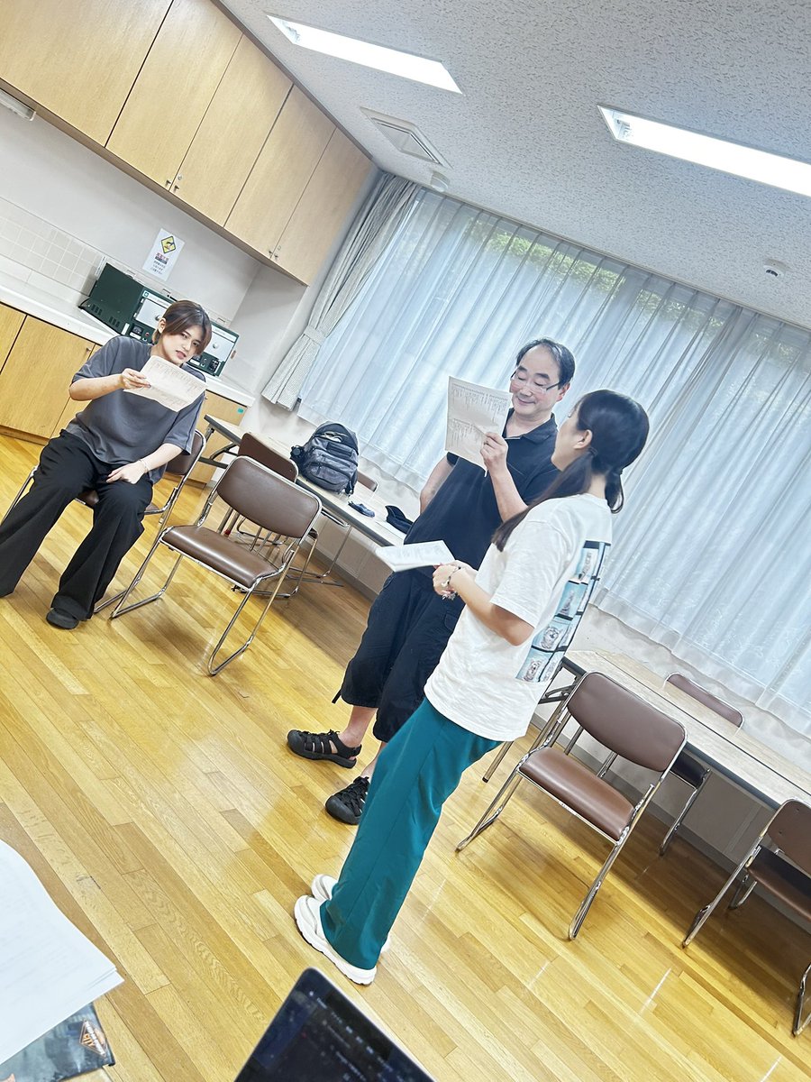 ASTワークショップでした！

諸々ありまして、あまり写真撮れませんでした…テキストも急遽変更しましたががみっちりやりました。
某劇団からは素敵な女優になります宣言している新菜鈴果様がアシスタントできていただきました。

舞台終演後のご面会のあるあるをやりました。