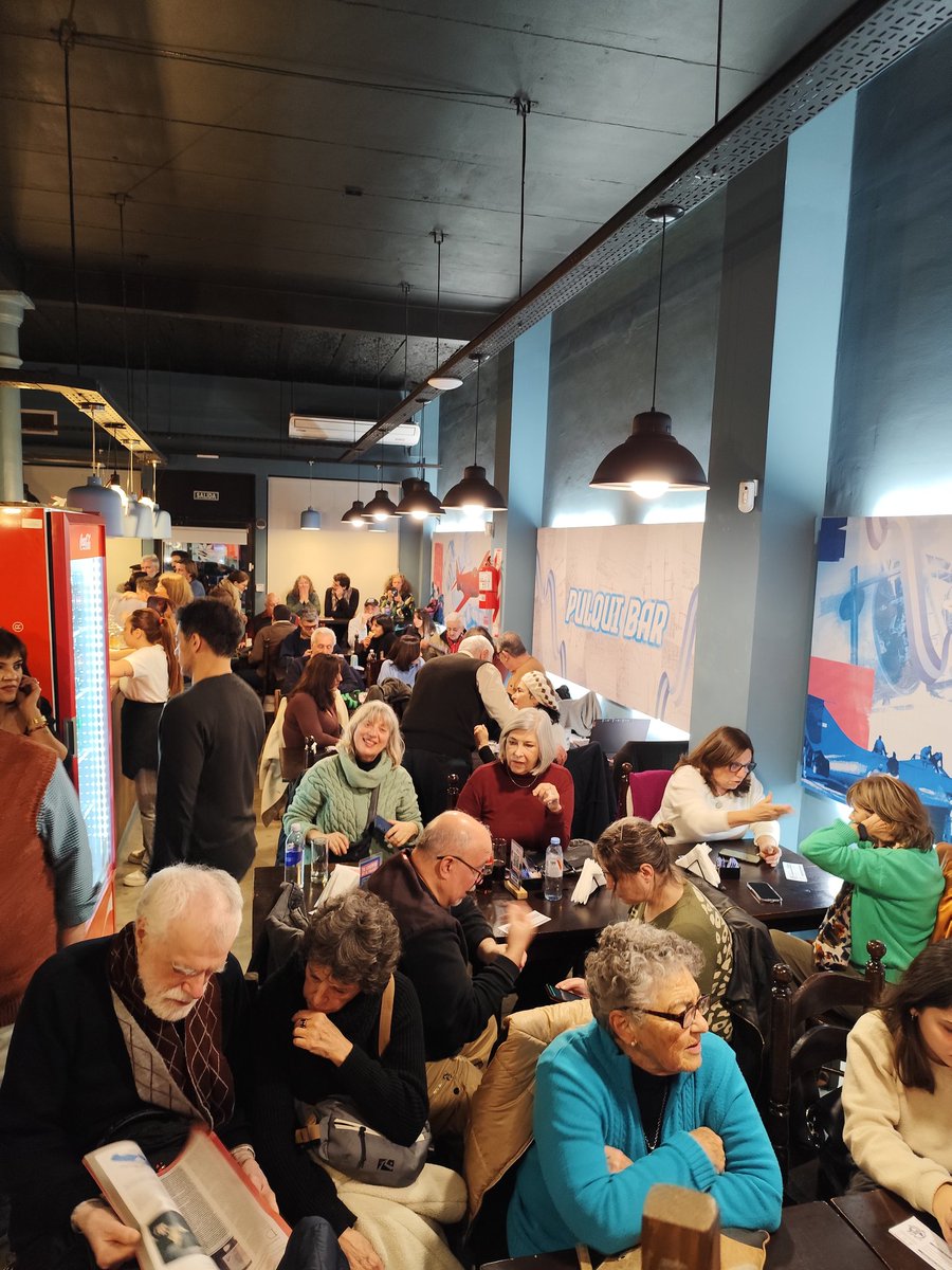 Contraeditor's tweet image. 😊 Gracias a las lectoras y lectores, colegas y compañeros de ruta que anoche nos hicieron el aguante en Pulqui Bar para la presentación del nuevo número de revista #Contraeditorial.