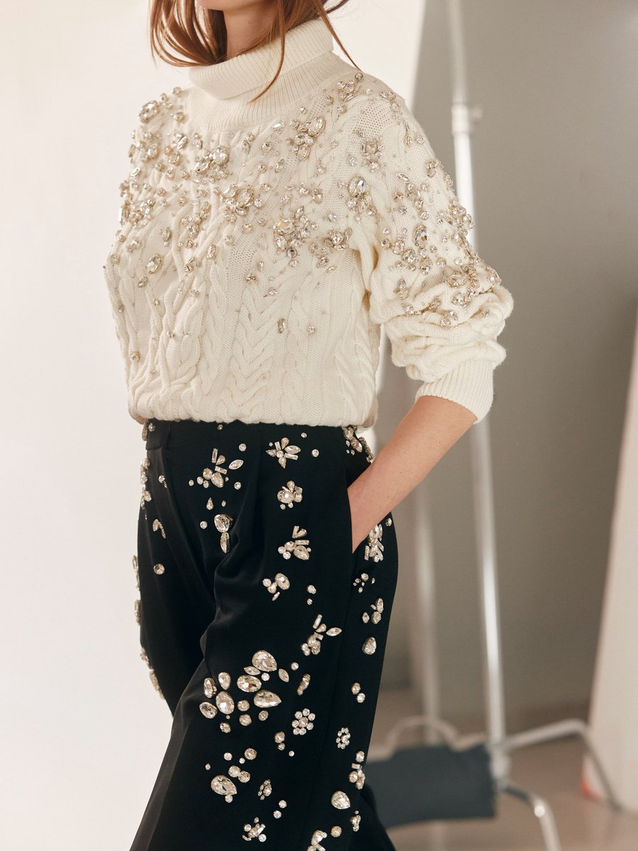 OscardelaRenta's tweet image. Crystal clusters illuminate noir velvet and ivory knit for #odlrfall2025.
Discover the collection at the link in bio.