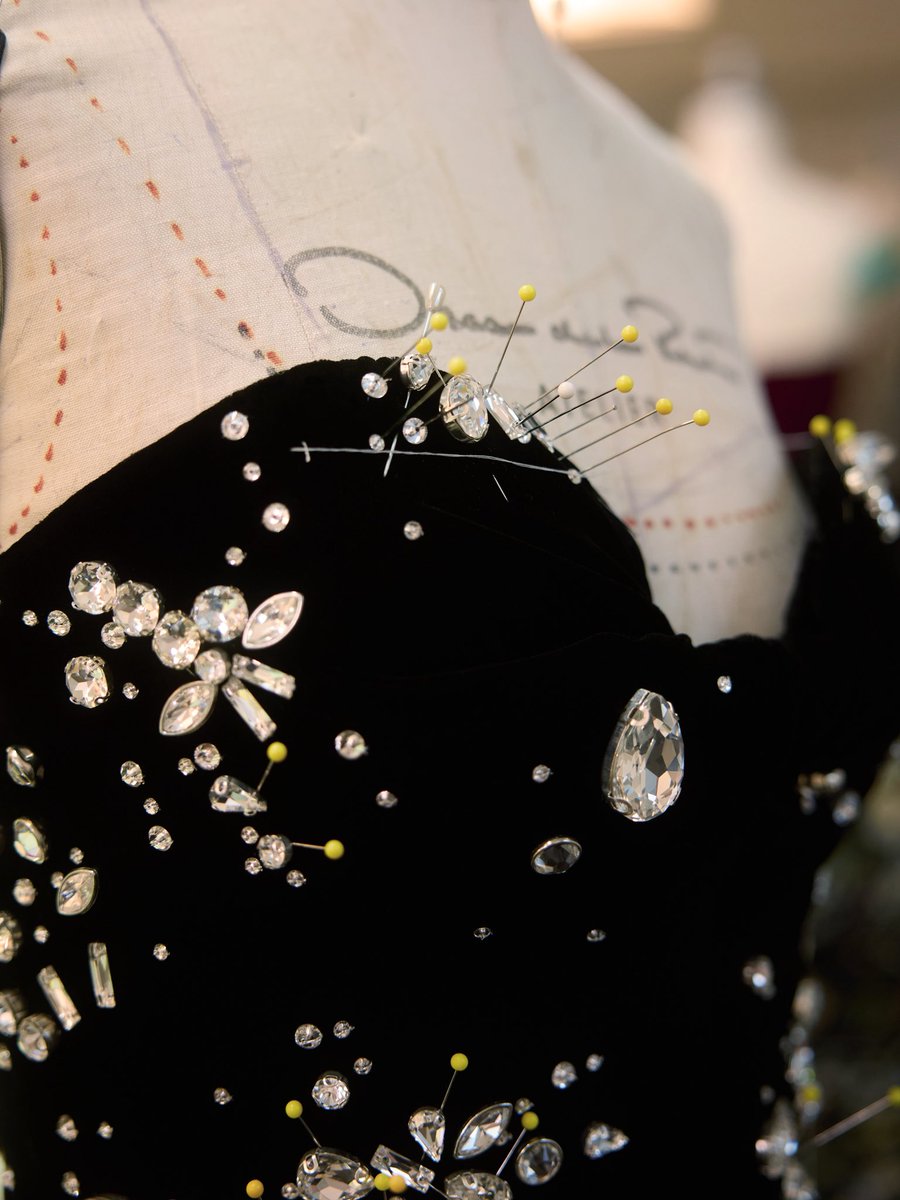 OscardelaRenta's tweet image. Crystal clusters illuminate noir velvet and ivory knit for #odlrfall2025.
Discover the collection at the link in bio.