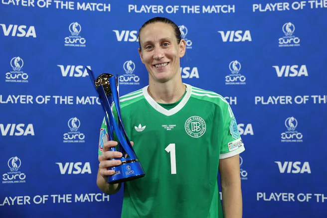 Venció 2 veces el cáncer de tiroides, la última vez hace solo dos años atrás.

El año pasado nos dejó una actuación gigante en los Juegos Olímpicos y ahora nos vuelve a dejar una exhibición total en la Eurocopa.

Ann-Katrin Berger, MVP de la #WEURO2025 y MVP de la vida. 🌟🇩🇪