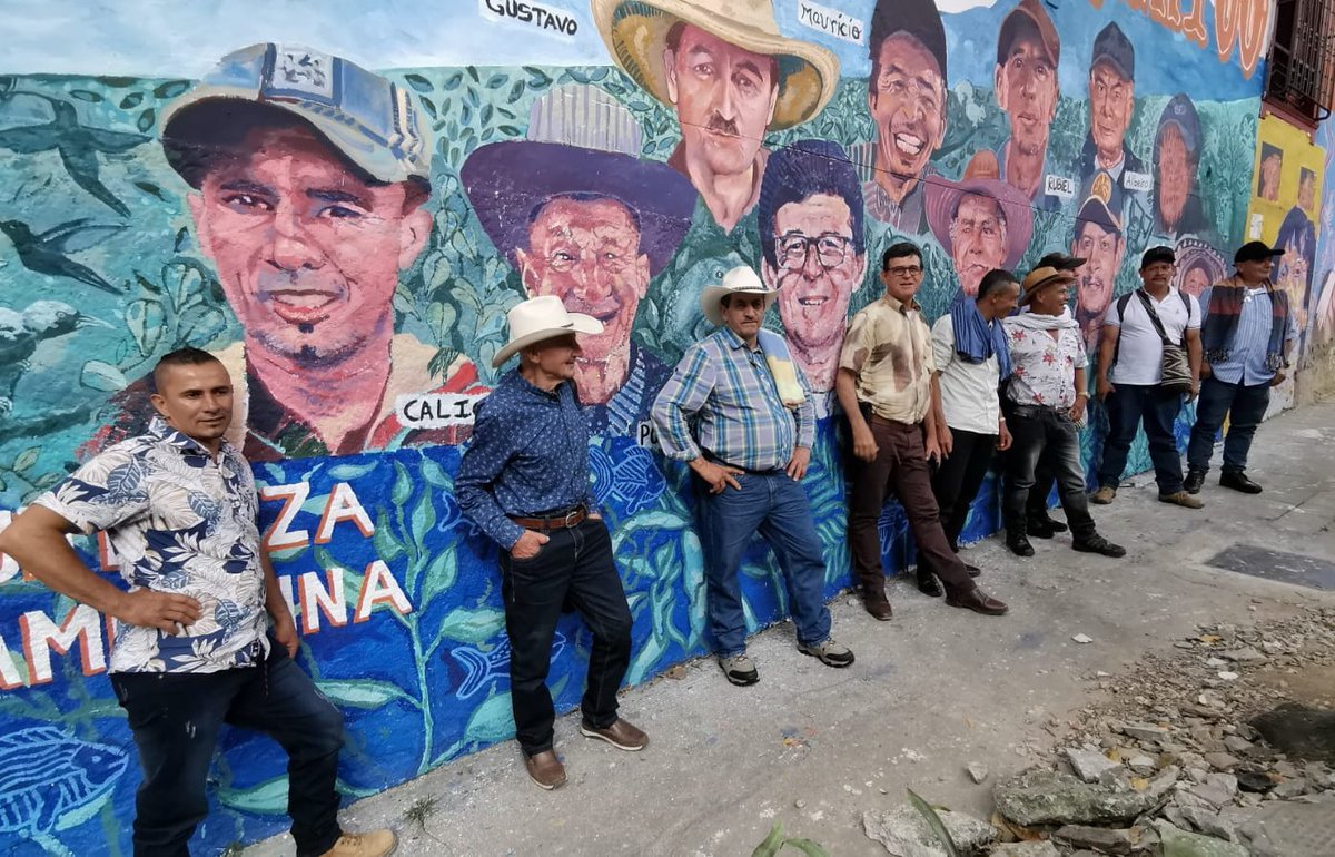Hoy los campesinos de #Jericó pudieron visitar el MURAL en Medellín, homenaje de los artistas <a href="/loaiza_art/">Luis Eduardo Loaiza</a> <a href="/augustrepo/">Rafael Augusto Restrepo Agudelo</a>. Quedaron igualitos. Tremendos retratos 👏🏻👏🏻👏🏻 <a href="/petrogustavo/">Gustavo Petro</a> #EstoyConLos11DeJericó #FueraAngloGold