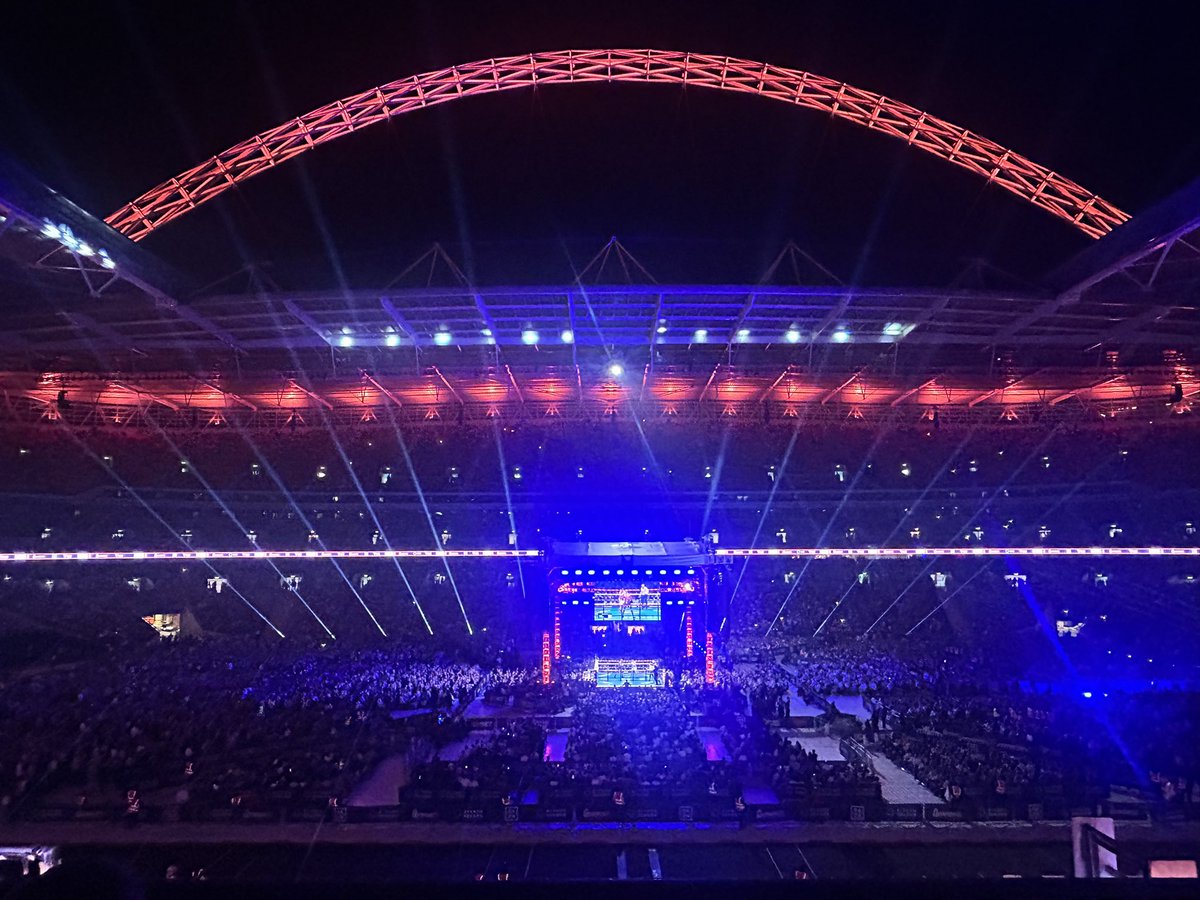gingerjackson's tweet photo. Incredible atmosphere #uskydubois  #letsgetreadytorumble https://t.co/Z4fNupfpt3