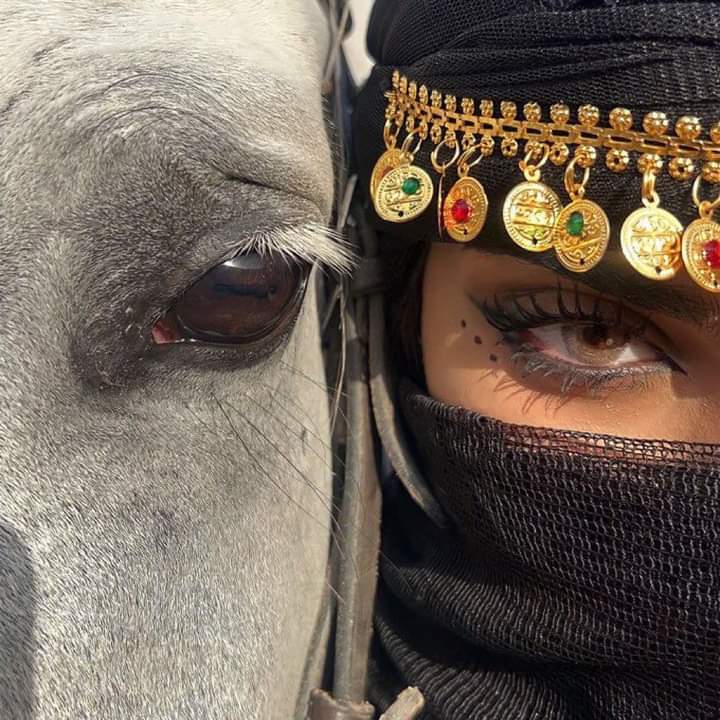كلهم ينتظرون
في المحطات
وافدا او عزيزا
إلا أنا الذي انتظرك
حبًا و وطنًا
وسلامًا لدواخلي
قد لا املك النصيب
ولا قدرة لي
لطي المسافات
ولكنني مازلت
اعشق حتى
المحال الذي بيننا