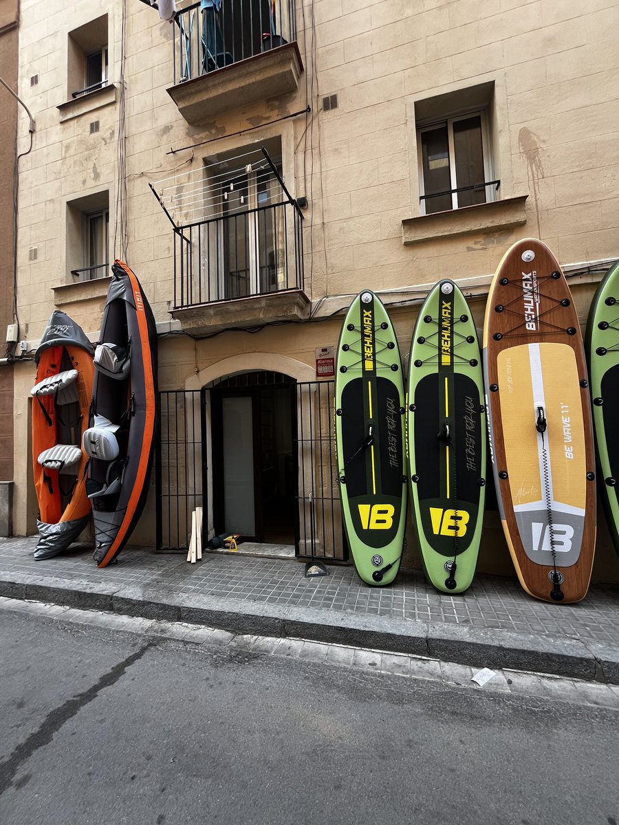 adarriba's tweet photo. La que va ser casa de la meva família durant 83 anys a la Barceloneta (una casa de lloguer) ara ha estat dividida en 2 i una de les parts és un local de lloguer de taules de paddle surf. No hi ha lloc ni oportunitats per a les noves famílies. Quina tristor, quina buidor. https://t.co/u08ualJ92N