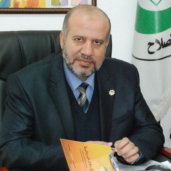 gizliservis06's tweet photo. Hamas Milletvekili İsmail Abdullatif El-Eşkar’dan CB Erdoğan’a mektup:

"T.C. Cumhurbaşkanı Sayın Recep Tayyip Erdoğan’a

Selam ve saygılarımızla,

Sayın Cumhurbaşkanım,

İzzet ve onurun şehri olan Gazze’nin geldiği durum sizlerin de malumudur.

En kötü kâbuslarımızda bile, ümmetimizin evlatlarından, komşularımızdan ve kardeşlerimizden böyle bir vefasızlık göreceğimizi asla hayal etmemiştik.

Adeta başka bir gezegende yaşıyormuşuz gibi, insanlık dışı bir yalnızlığa terk edildik.

Çektiğimiz çile, acı ve ıstırap tarif edilemeyecek boyutlara ulaşmıştır.

Çocuklarımızın gözlerimizin önünde açlıktan ölmesi, küçücük bedenlerinin zulüm karşısında kırılması, artık kalplerimizin taşıyamayacağı bir yüktür.

Sayın Cumhurbaşkanım,

Biliyoruz ki omuzlarınızda büyük sorumluluklar var.

Ümmetin yükü ağırdır.

Ancak size bu çağrıyı yapmamızın sebebi, adaletinize, mazluma sahip çıkışınıza ve Filistin davasına olan bağlılığınıza duyduğumuz güvendir.

Muhterem Cumhurbaşkanım,

Halkımı açlık kırıp geçirmiştir. İnsanlar sokak ortasında düşüp bayılıyor.

Bombardıman ise bir an bile durmuyor.

F-35 uçakları çocuklarımızın canını almakta, yaralılarımızı yok etmekte, hayatın kalan izlerini dahi silmektedir.

Ve açlık, ölümün tamamlayıcısı olarak her yandan üzerimize çökmektedir.

Bu büyük felaketin ortasından, sizlere sesleniyoruz:

Lütfen müdahale ediniz.

Elinizi uzatınız, zaman geçmeden.

Gazze’nin çocuklarına yetişiniz, onlar bolluk çağında açlıktan ölmektedir.

Kim kardeşinin yardımında olursa, Allah da onun yardımcısı olur.

Saygılarımızla…"