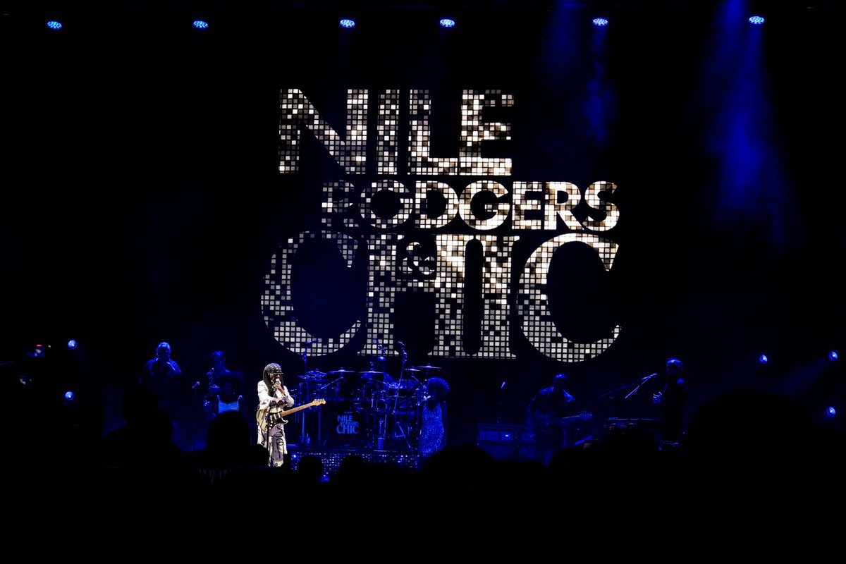 LuccaSummerFest's tweet image. Nile Rodgers &amp;amp; CHIC portano in piazza Napoleone una scaletta leggendaria. Grazie Nile per averci fatto ballare su capolavori dell&apos;arco di cinque decenni!

#LSF25

Foto di Francesco Prandoni