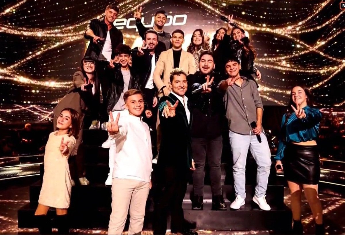 DBCoachFavorito's tweet photo. Estamos todos emocionados! Los finalistas de años anteriores en el #EquipoBisbal han sorprendido a nuestro coach favorito @davidbisbal cantando #Digale. Un momento que ha terminado con ésta bonita foto de familia! #LaVozKidsFinal ❤️ https://t.co/0WLbL3kQGp