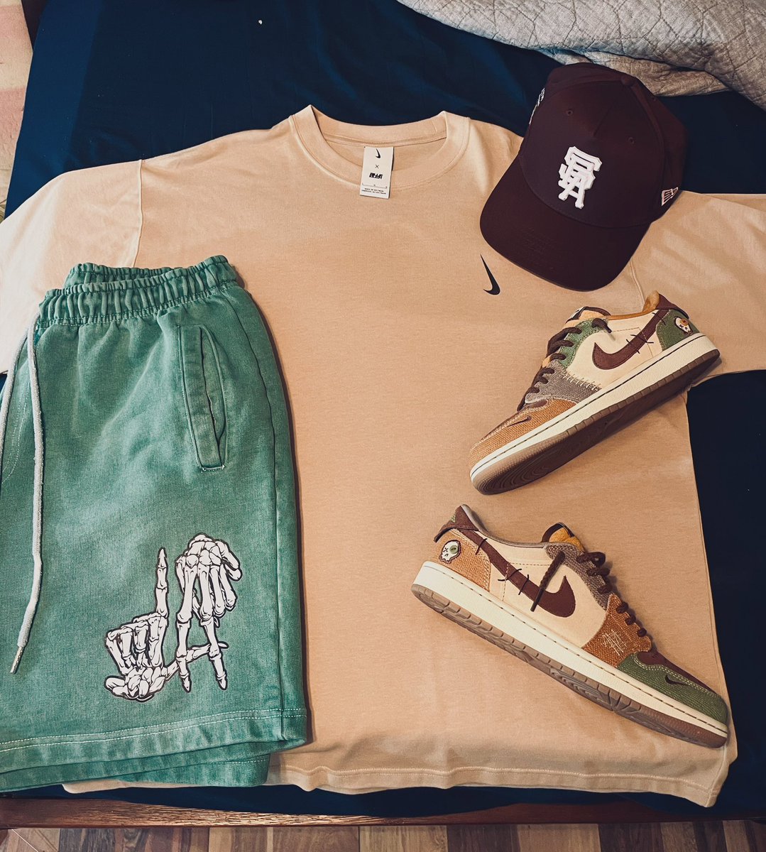 kcassano13's tweet image. Embracing the wrinkled shirt we’re out here living life to the fullest fit pic 🤷🏻♂️😎 Do fit pics go better before or after a day out- I always do it wrong 😫😝
Hat/Shorts @SolefoodApparel
@Nike Billie Eilish tee
@Jumpman23 Big Z’s J1 Voodoo
-an easy top 5 in my collection