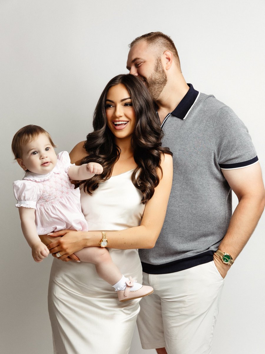 MitchSchwartz71's tweet image. Happy birthday to my beautiful wife who shines even brighter in motherhood!! 🥳🎉
