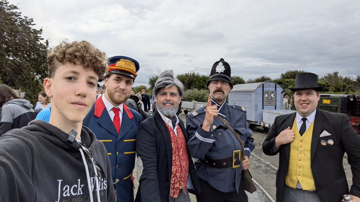 TonsOfTM's tweet image. Big Awdry Extravaganza 5 thread coming very soon (tomorrow) but for now, here are some highlights from this morning
Thanks to @DrawingTrains for arresting me and the rest of the roundhouse entertainment crew (@ivin_jamie) for the entertainment today. It's been fantastic.