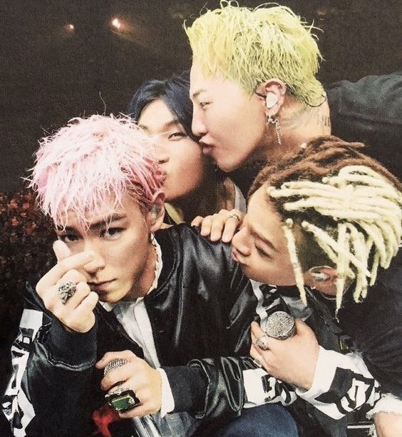 datgodfreyy's tweet image. love how all the members always adore Tabi..the sweetest hooman🩷
