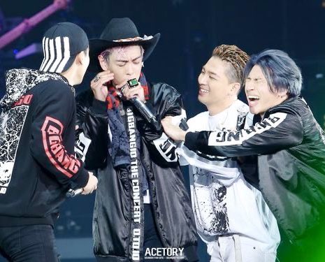 datgodfreyy's tweet image. love how all the members always adore Tabi..the sweetest hooman🩷