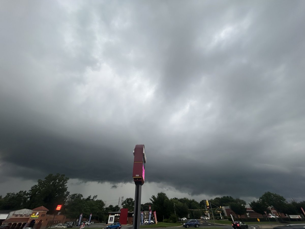 timbutz70's tweet image. @capitalweather This pic does not do the sky justice. It’s nasty. Photo taken in Glen Burnie, Md.
