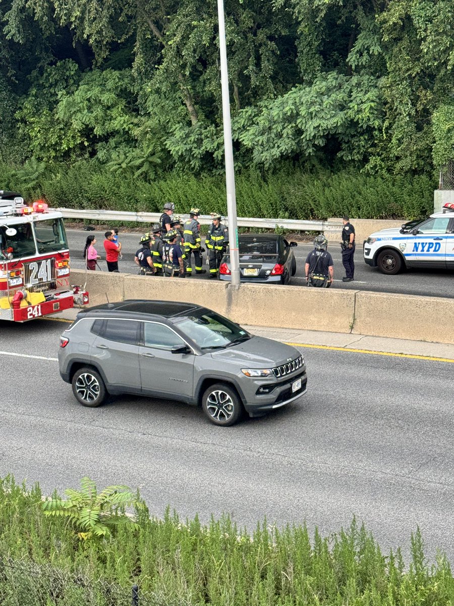 Brooklyn_Jerry's tweet photo. @FDNY @FDNYFC   Great job coming to the assistance of an accident on the Belt Parkway👍👍👍. https://t.co/s6eO7ngQbY