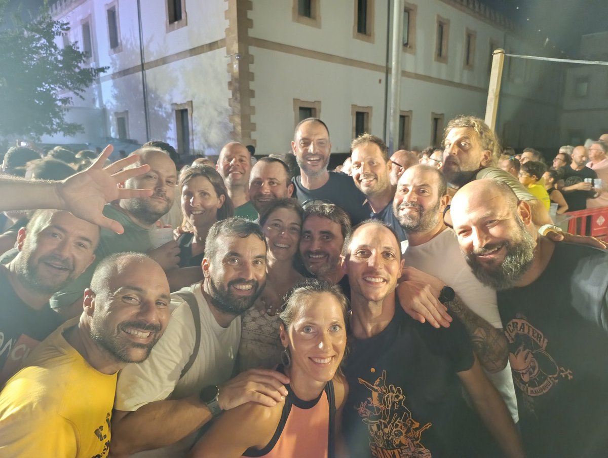 Quina cosa guapa no mos ha regalat OSSIFAR avui! Concertasso. Hem tornat 30 anys enrera per un dia, i de quina manera. POESIA 🤩😂🥳