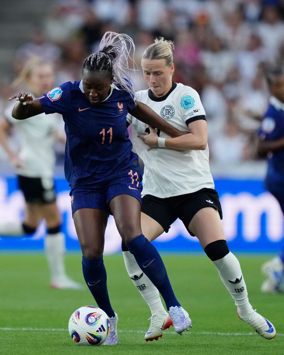 FCBfrauen's tweet photo. Im Halbfinale treffen Franzi #Kett & die @DFB_Frauen nun auf Weltmeister Spanien. 👀
🗞️ Alle Infos 👉 https://t.co/CMrRUIyYqB
#FCBayern #FCBFrauen #WEURO2025 https://t.co/uRG0bU3e6a