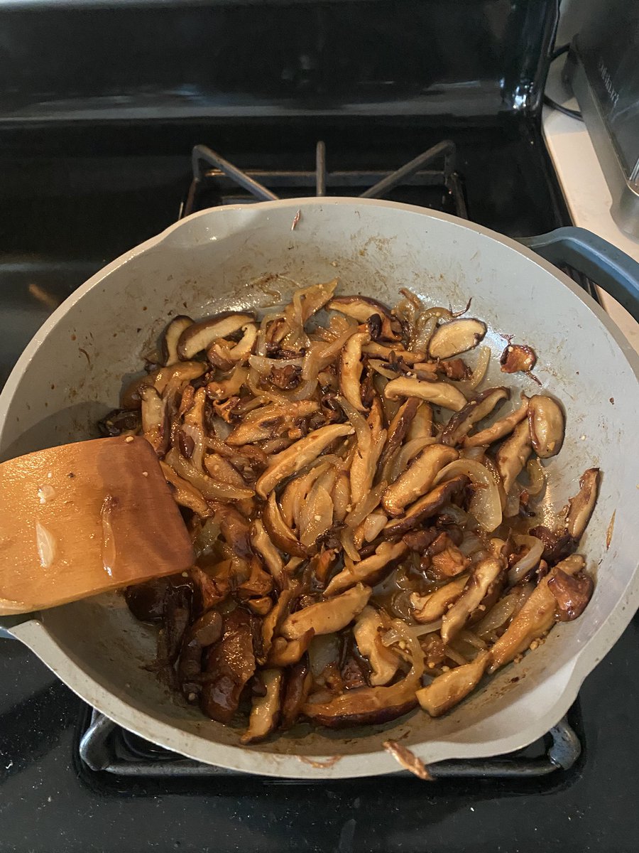 amellis_84's tweet image. Farmers market Saturday. Local flank steak marinaded in Colmans mustard, soy, and garlic.
Chanterelle mushrooms and shiitakes in soy and Worcestershire.
🔥