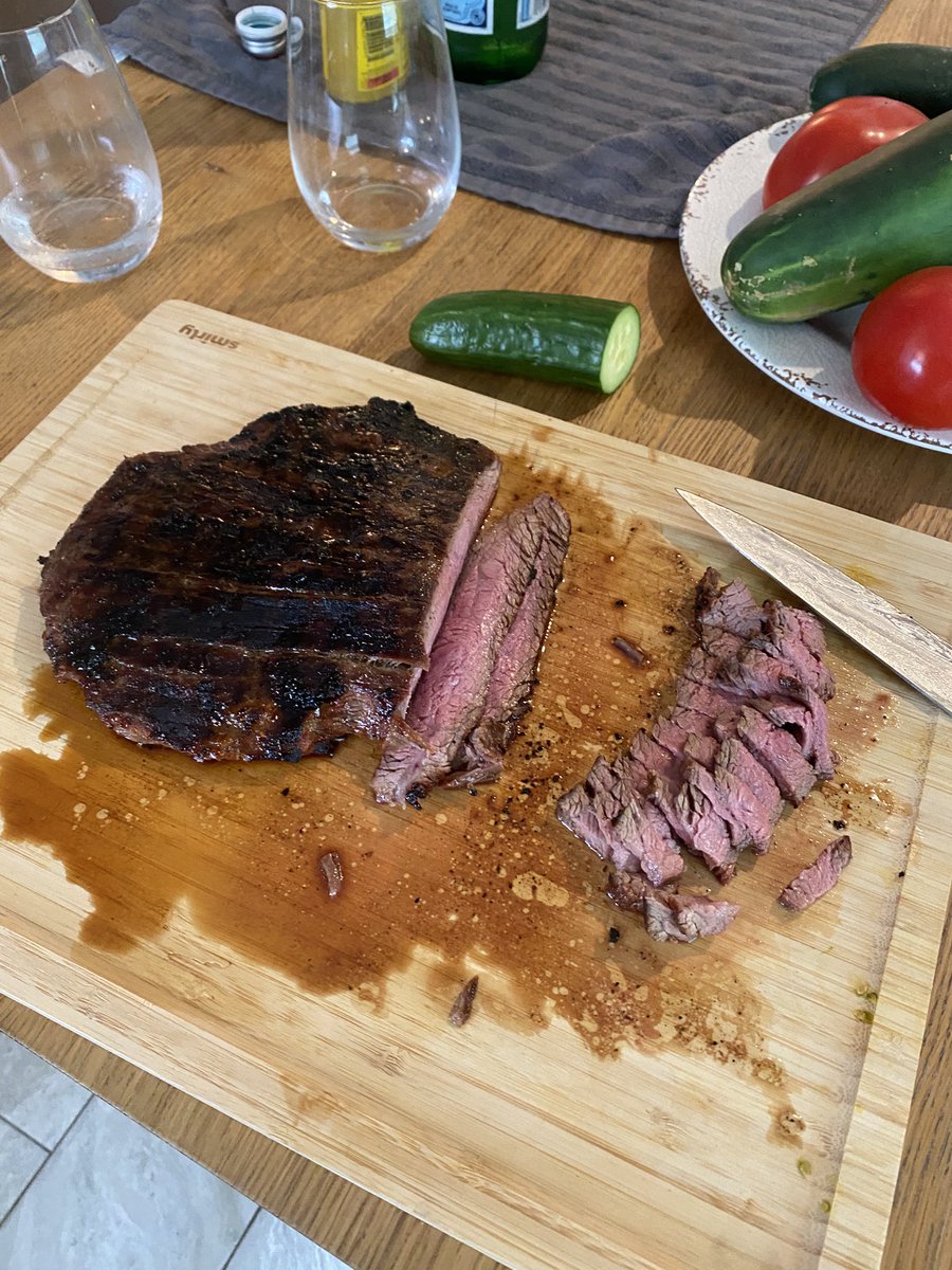 amellis_84's tweet image. Farmers market Saturday. Local flank steak marinaded in Colmans mustard, soy, and garlic.
Chanterelle mushrooms and shiitakes in soy and Worcestershire.
🔥