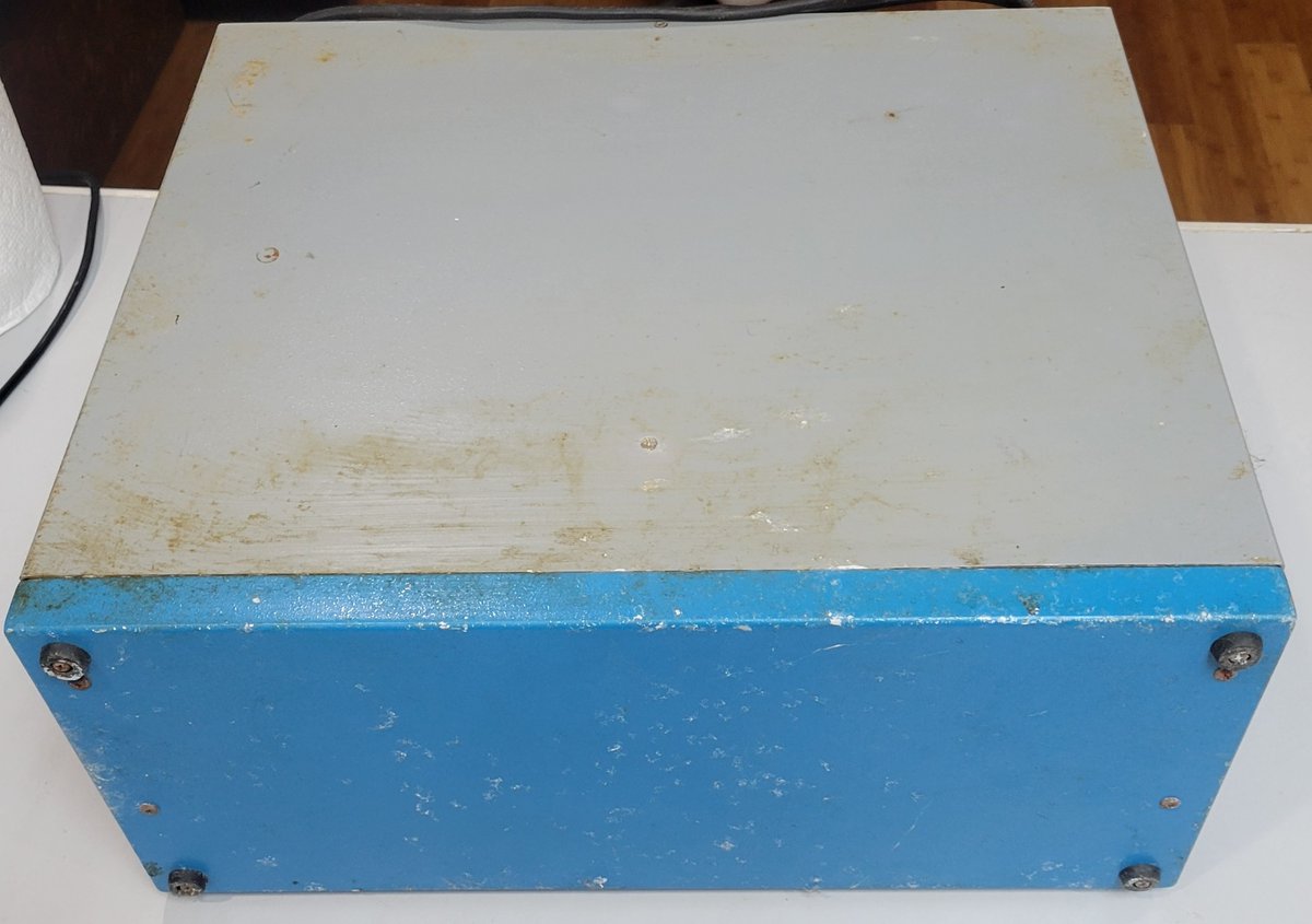 AndrewsTechBrk's tweet photo. Latest pick up a Kaypro II. Been looking for one for a while. Pretty dirty and all the screws are rusty. But all (except the keyboard wire) looks intact. Time to bust it open and see how it looks inside.
#retrocomputing #kayproii #kaypro https://t.co/1RyKiA4Y62