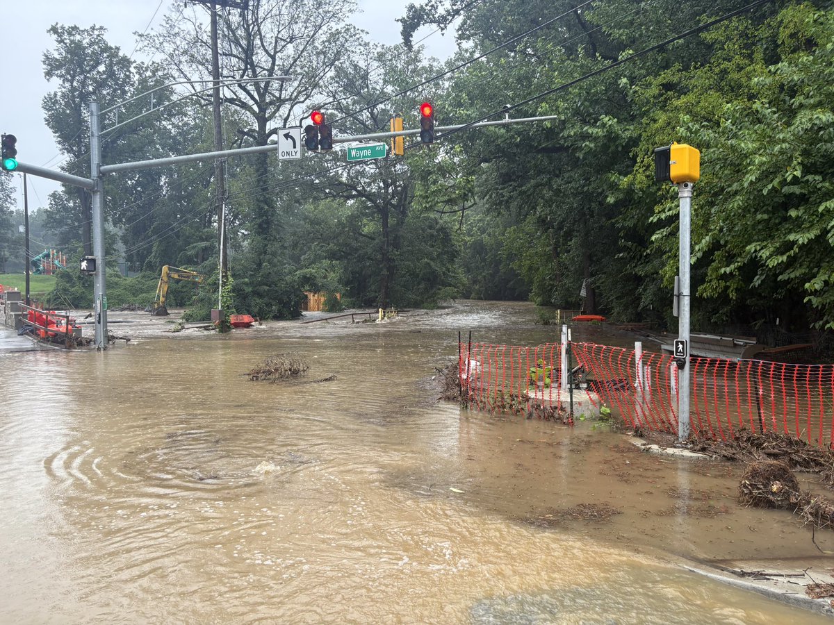 ParkPolice's tweet image. The entirety of Sligo Creek Parkway is closed down to flooding.
