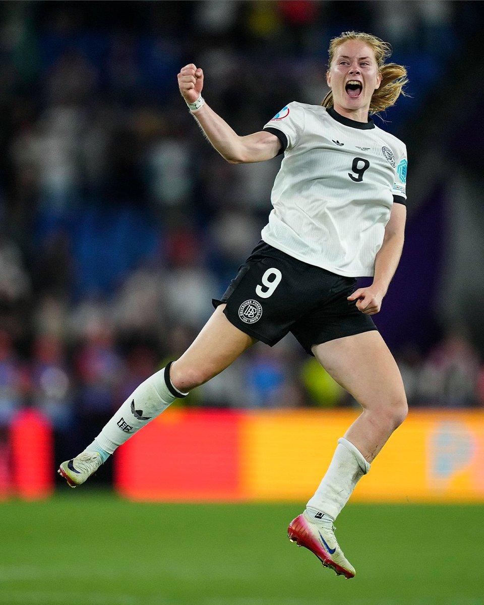 DFB_Team_EN's tweet image. Flying into the semis like ππ
#DFB #GermanFootball #GermanWNT #WEURO25
πΈ Imago