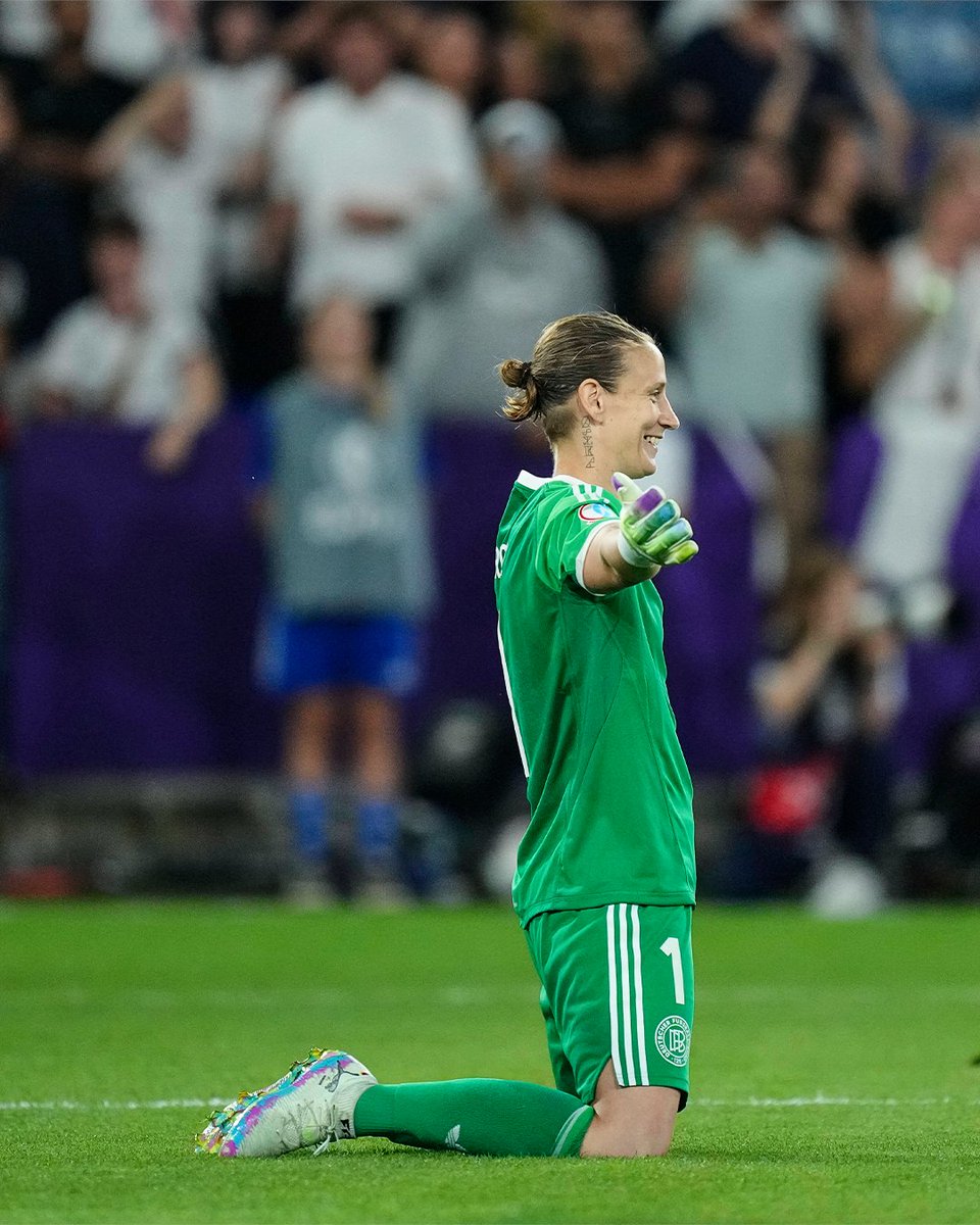 DFB_Team_EN's tweet image. Flying into the semis like ππ
#DFB #GermanFootball #GermanWNT #WEURO25
πΈ Imago