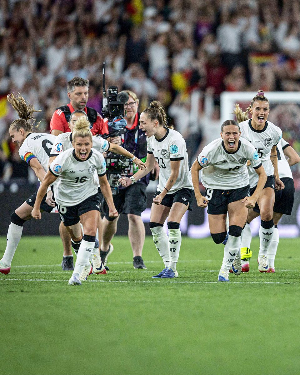 DFB_Team_EN's tweet image. Flying into the semis like ππ
#DFB #GermanFootball #GermanWNT #WEURO25
πΈ Imago