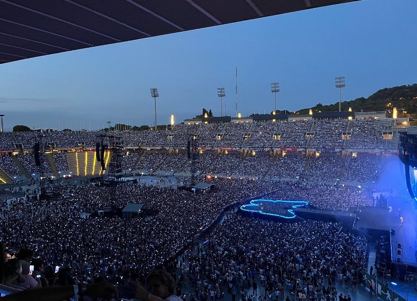 Yo a ella le vi abrir OT17 con 18 años, inventando el rap de Bang Bang porque se había olvidado la letra, la vi comer sanjacobos con leche y esconderlos en un mueble. 
Menos mal que me quedé, ahora la he visto haciendo su primer estadio sold out.