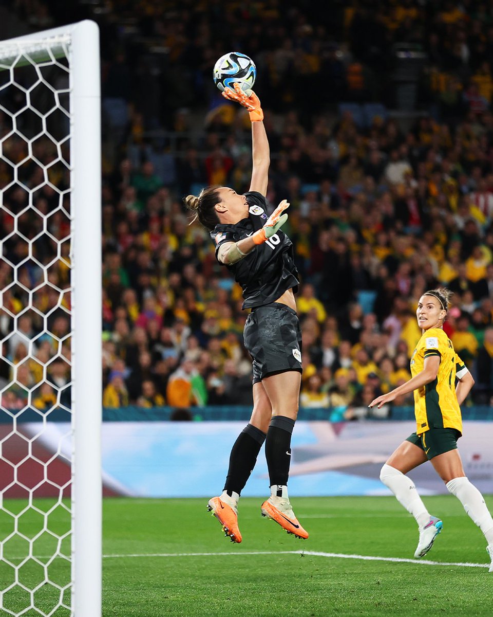 TheMatildas's tweet image. A night we'll never forget ❤️🏡
🗓 #OnThisDay in 2023, 75,784 fans packed into Stadium Australia to watch us play our opening game of the #FIFAWWC on home soil, kicking off our tournament with a 1-0 win over the Republic of Ireland! 👏
#Matildas