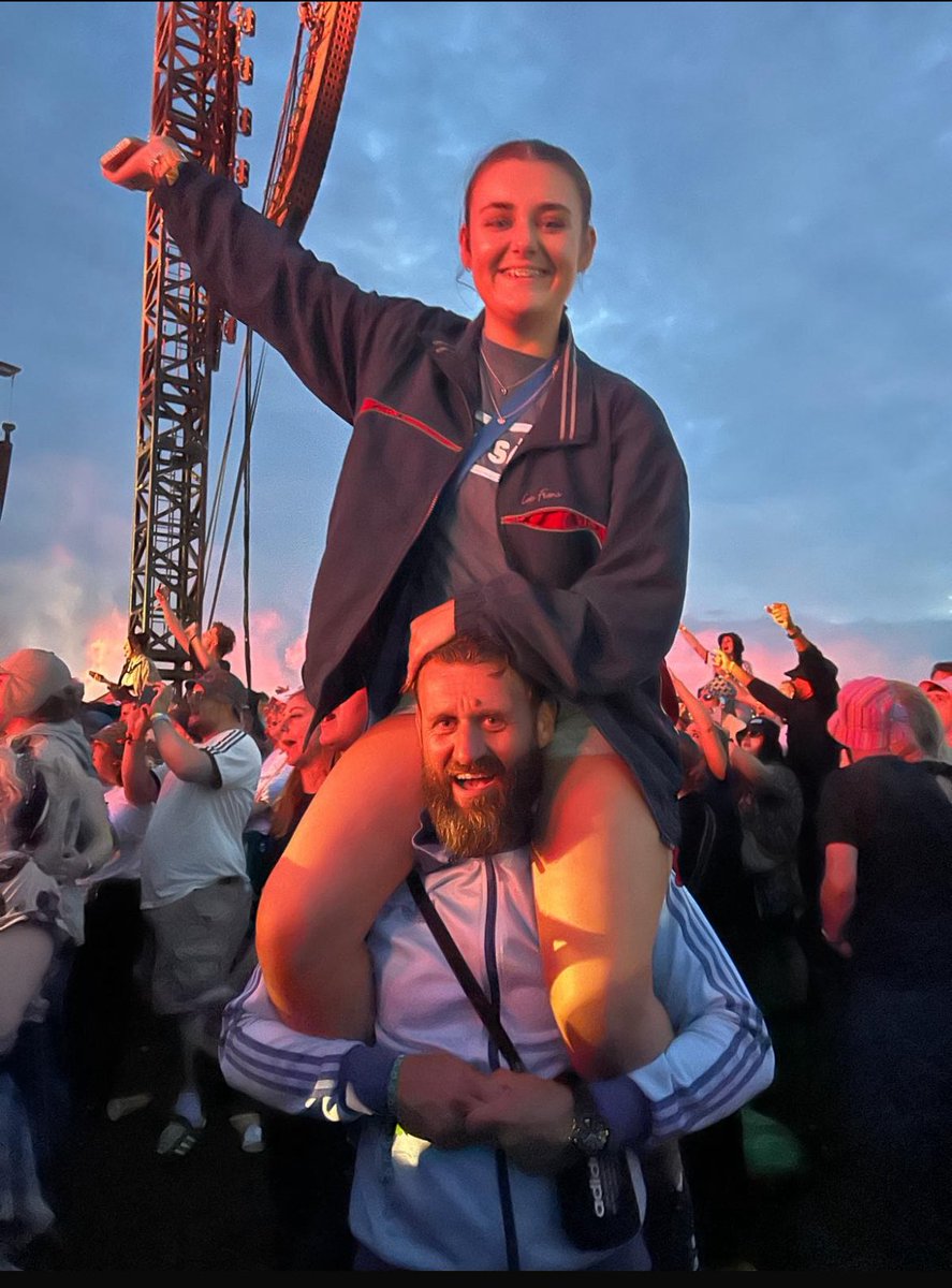 Absolutely Zero in the World can buy a moment like this…Incredible #Oasis25 My little Best Mate❤️🌎