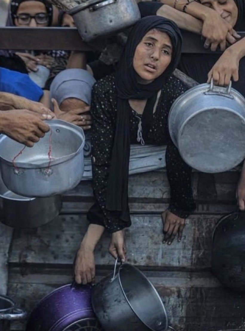 اللهم إن أهلنا في #غزة مسَّهم الضُّرُّ وأنت أرحم الراحمين. اللهم أطعِمْهم من جوع، وآمِنْهم من خوف..