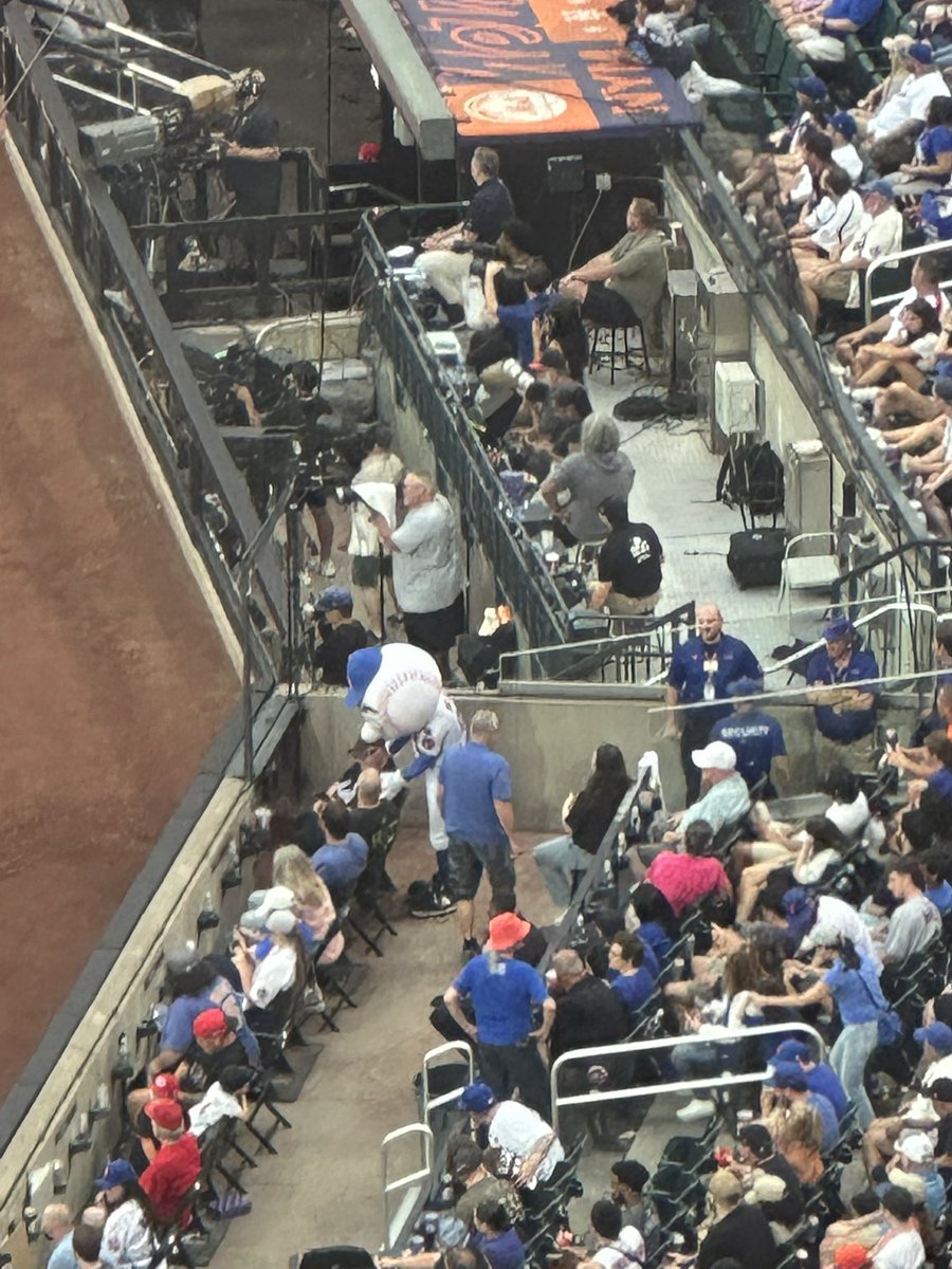Tyler Lochte (@tylerlochte) on Twitter photo Touching moment here at Citi Field as Mr. Met is comforting <a href="/NjTank99/">Frank Fleming</a> while the team struggles on David Wright Day. Touching moment here at Citi Field as Mr. Met is comforting <a href="/NjTank99/">Frank Fleming</a> while the team struggles on David Wright Day.