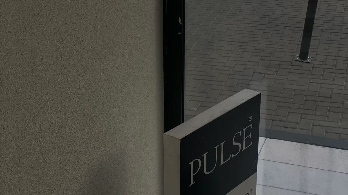 لا تتنازل عن كونك غريب يمكنه المغادرة في أي وقت، دون أن تنهكه ذكرى ما.