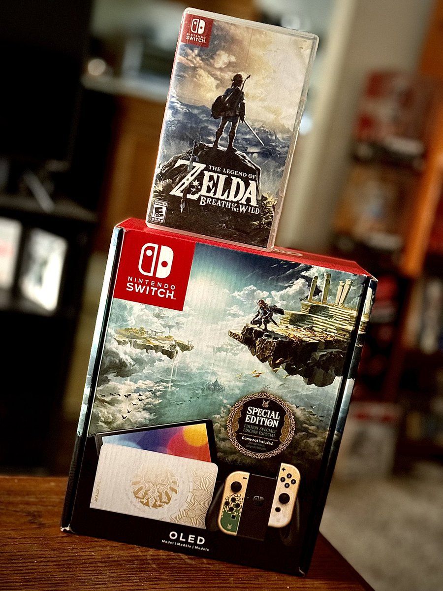 DavidTheBatmann's tweet image. My mommy and brother bought me an early birthday gift. Grow up play Zelda and can’t wait to start this adventure. 
#NintendoSwitch
#Zelda