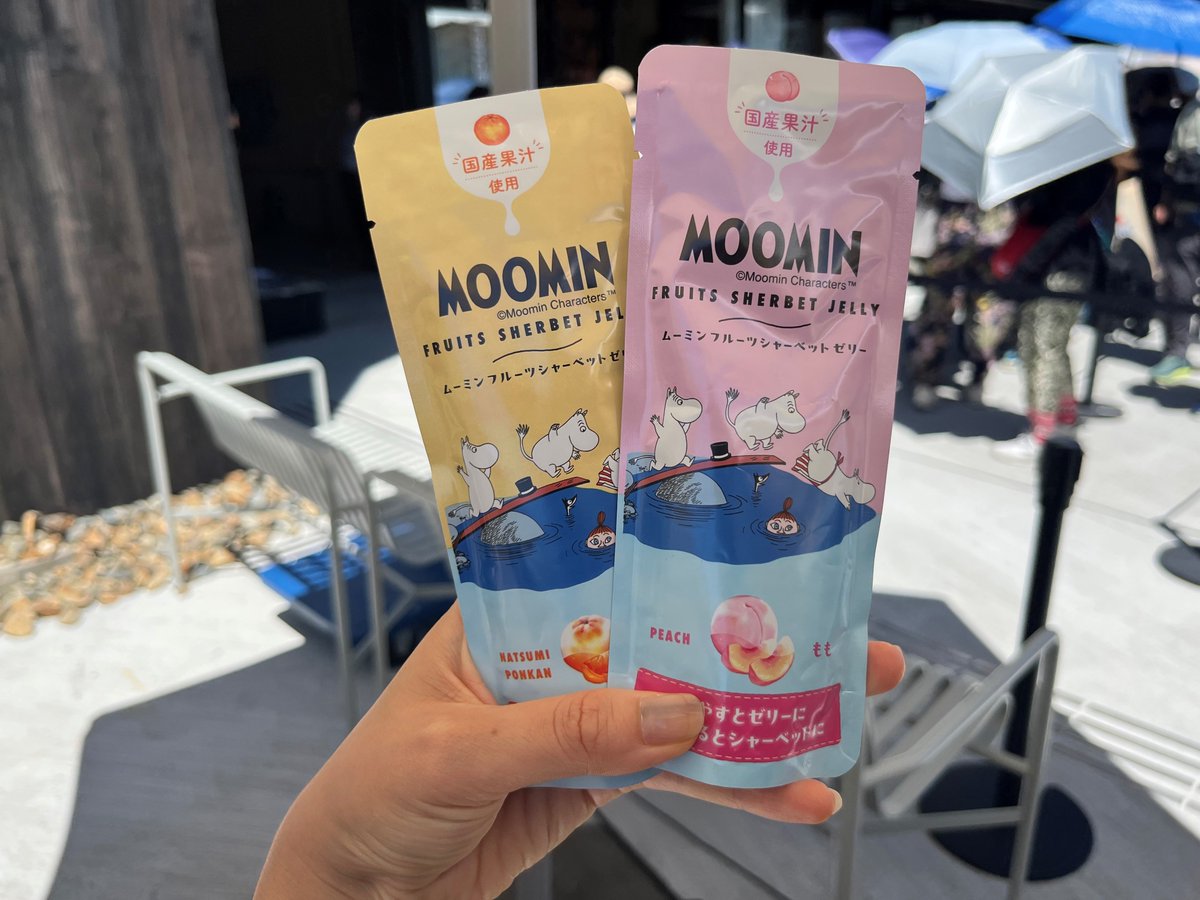 nordicexpo2025's tweet image. 🎉ムーミンカートから嬉しいニュース!🎉
毎日暑い日 🌞が続きますが、少し涼しくなれる新アイテムが登場です!
北欧パビリオン前のピンクのムーミンカートに「ムーミンアイス」が仲間入りしました🍦
フレーバーは なつみぽんかん味 と もも味 の2種類。かわいいパッケージにも注目です💗…