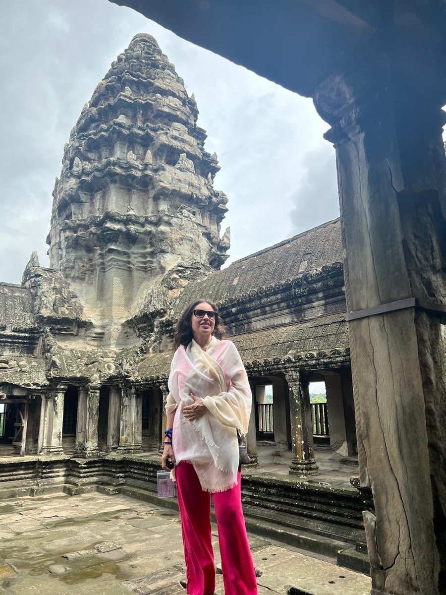 AleidaAzamarA's tweet image. 🛕✨ Día de templos en #Camboya 🇰🇭 desde el majestuoso Angkor Wat hasta el mágico atardecer en Pre Rup. Pasamos por Angkor Thom, Bayón, Ta Prohm y más. Historia, selva y piedra en una jornada inolvidable 🌿📸