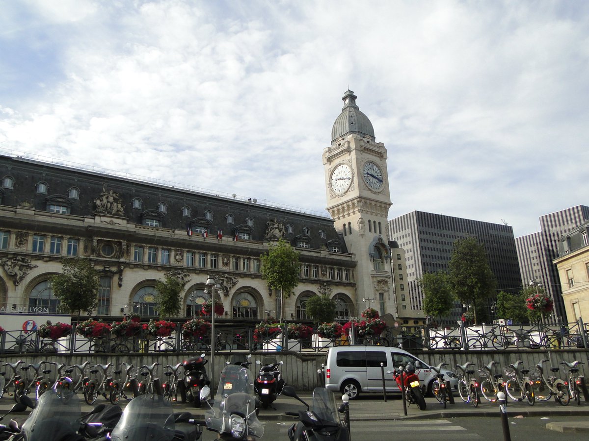 MarkWerling5's tweet image. The Paris Metro opened today in 1900, serving as a shuttle for the Exposition Universelle. This is Gare de Lyon, a station on the right bank of the Seine. #Rail #Train #Subway #ParisMetro