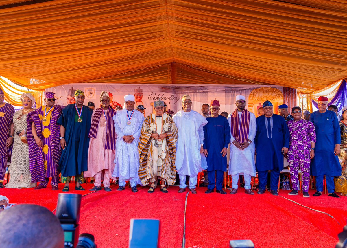 ayowisdom_'s tweet image. Today, I had the honour of joining sons and daughters of Akure Kingdom, as well as friends and well-wishers from far and near, to celebrate a remarkable milestone — the 10th coronation anniversary of His Imperial Majesty, Oba (Dr.) Aladetoyinbo Ogunlade Aladelusi, CFR, the Deji…