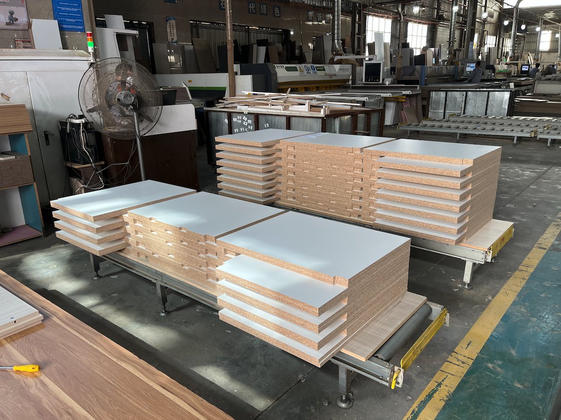 Cavio_2011's tweet image. In the factory, every panel holds our quality pursuit🔨
Standard - cut &amp;amp; polished, to become home storage heroes
Solid craftsmanship turns “factory - made” to “home - worthy”✨
#HomeBuilding #FactoryQuality #CraftedForLife