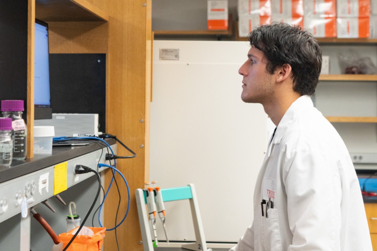 Trinity_U's tweet image. Luka Pravica ’26 and Hector Gonzalez ’26 are turning curiosity into innovation—one yeast cell at a time. This summer, this pair of biochemistry majors is working in biology professor Brian Teague’s lab to genetically engineer yeast that can convert lactose into ethanol.