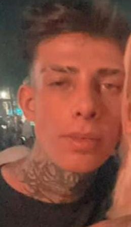 Mehmet Ali Demir, 14 yaşındayken kızı darp ediyor, kız 6 kez darp raporu alıyor. evlerine silah sıkıyor. kız defalarca taşınıyor ve bulup bacağını şişle çiziyor, yüzünü  bıçakla çiziyor parmaklarını da kesiyor, sopayla vuruyor, yerde tekmeliyor. fail son fotoğrafta